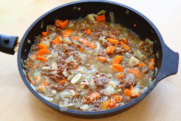 Потушить гречку с тушенкой
