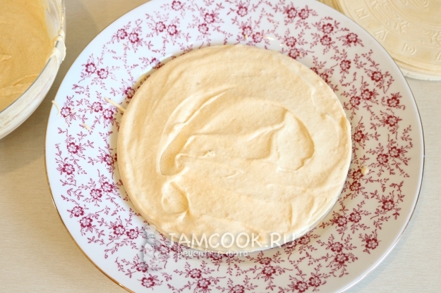 Промазать корж кремом