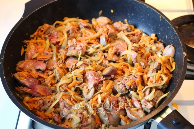 Обжарить печень с овощами