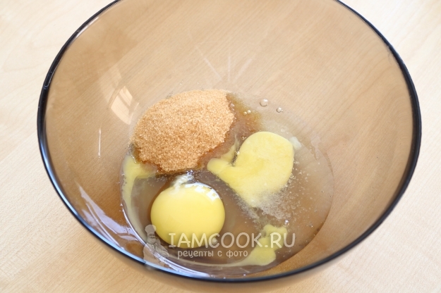 Соединить яйца, соль и сахар