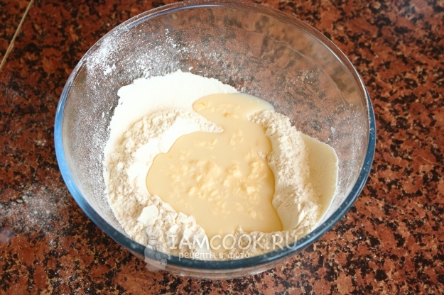 Соединить жидкую и сухую смеси