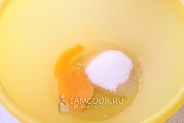 Соединить яйца и сахар