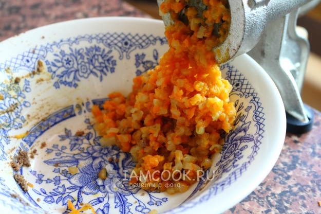 Перекрутить овощи на мясорубке