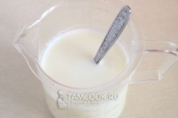 Размешать молоко с медом