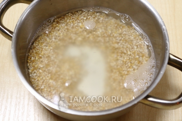 Залить крупу горячей водой