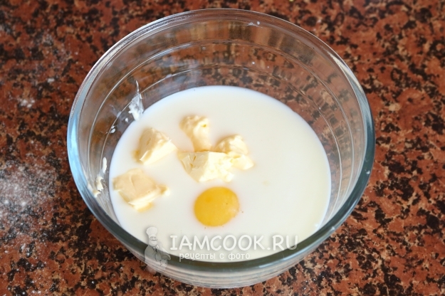 Соединить яйцо с молоком и маслом