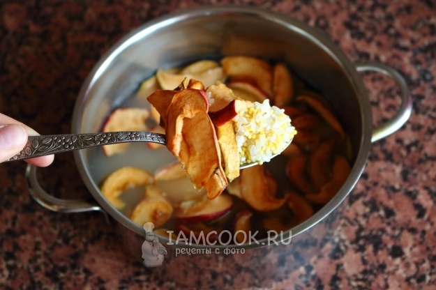 Добавить яблоки и крупу