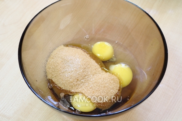 Соединить яйца с сахаром