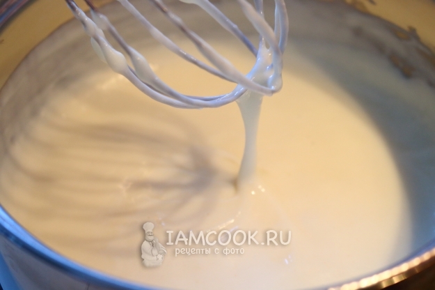 Влить соус в горячее молоко