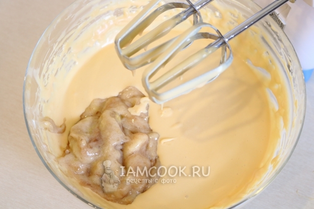 Положить банановое пюре