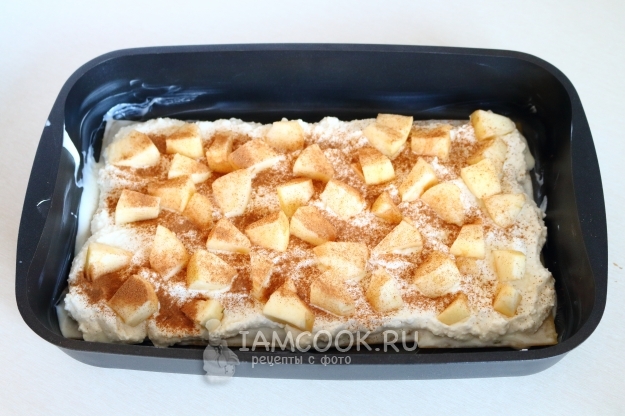Положить творог, яблоки и корицу