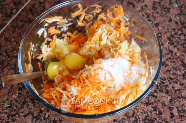 Добавить соль, сахар и яйца