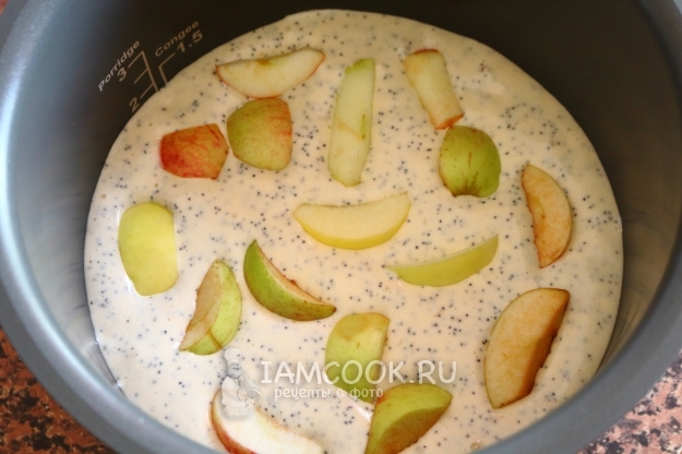 Выложить тесто в чашу мультиварки