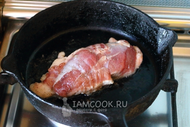 Положить утиную грудку на сковороду