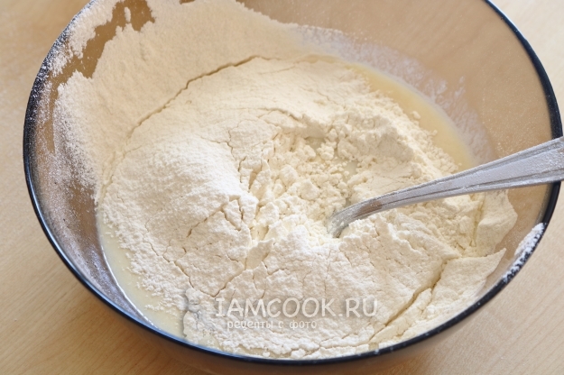 Просеять муку с содой