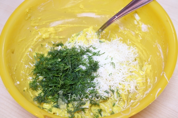 Положить сыр и укроп