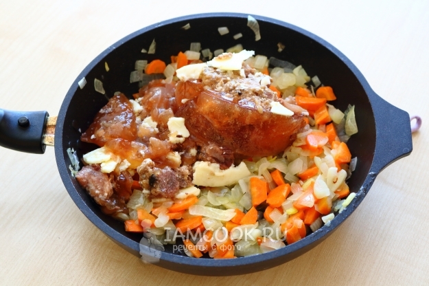 Положить тушенку к овощам