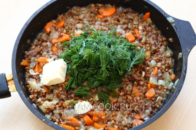 Положить масло и укроп