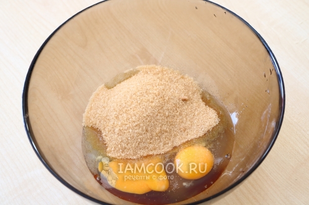 Соединить яйца, соль и сахар