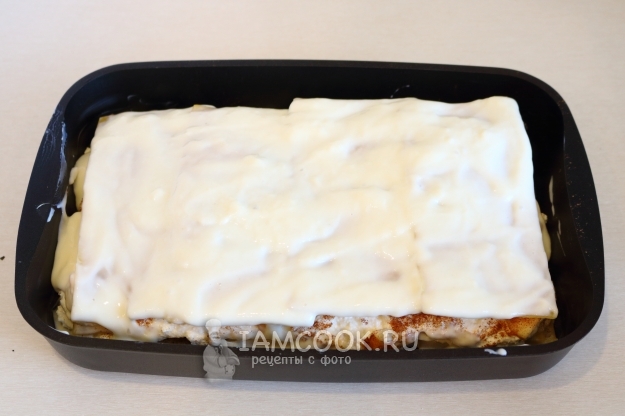 Смазать листы лазаньи соусом