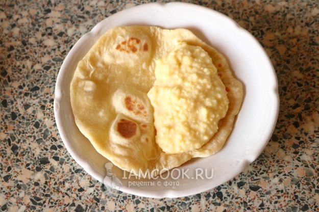 Положить на лепешку начинку