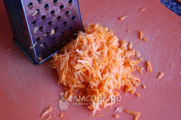 Натереть морковь на терке