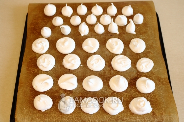 Отсадить безе на противень