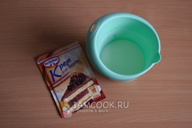 Влить в миску молоко