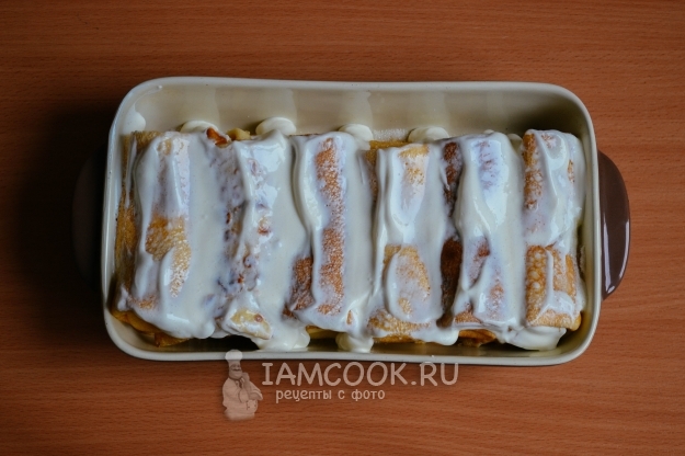 Смазать блины сметаной с сахаром