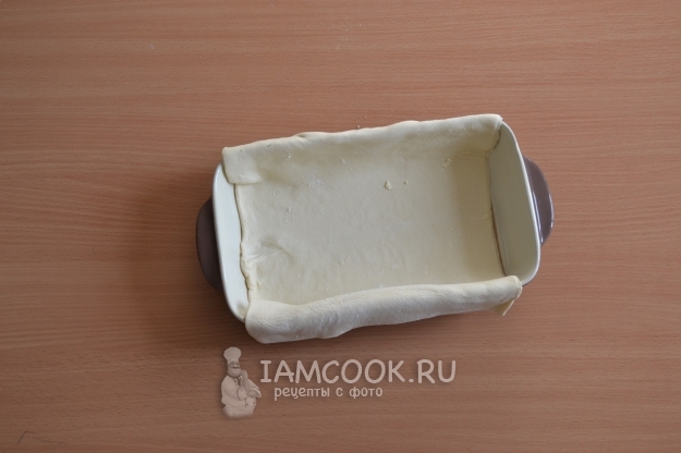 Выложить тесто в форму