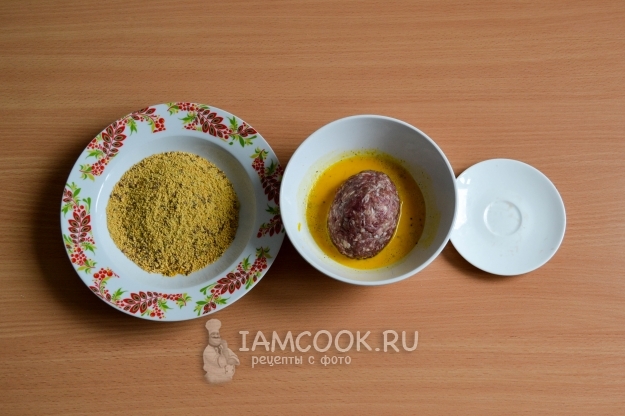Обвалять котлету в яйце