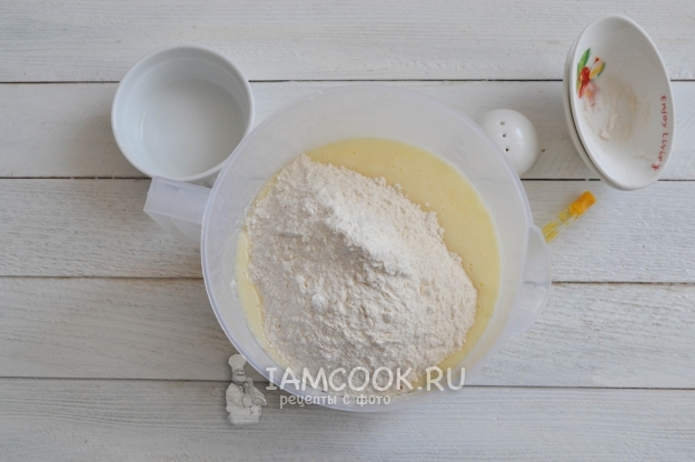 Всыпать муку