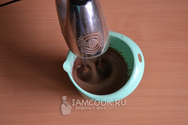 Всыпать сухой крем и сахар