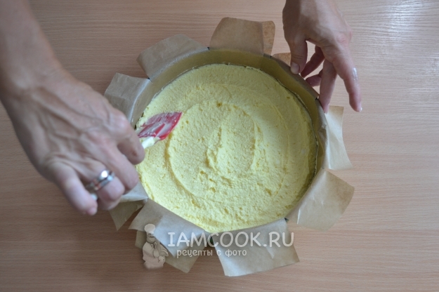 Положить в форму творожную массу