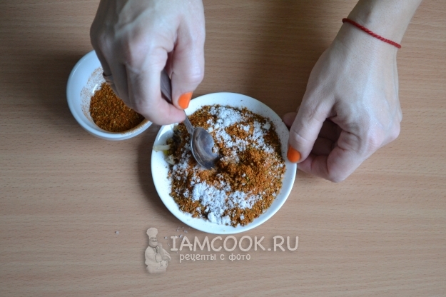 Смешать соль со специями