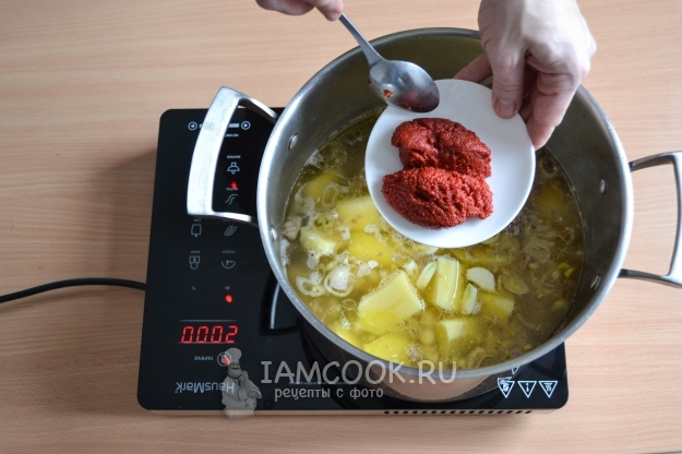 Добавить томатную пасту