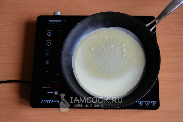 Налить тесто на сковороду