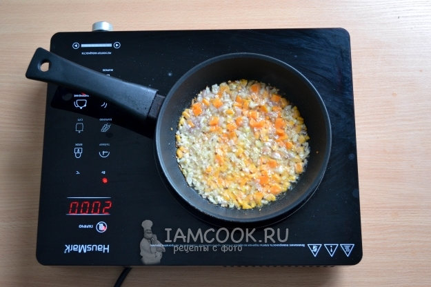 Обжарить лук с морковью