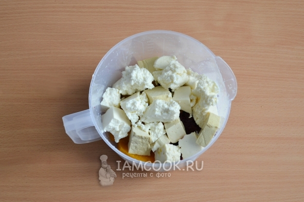 Положить разные виды сыром