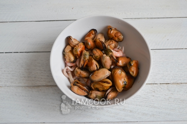 Положить мидии в салат