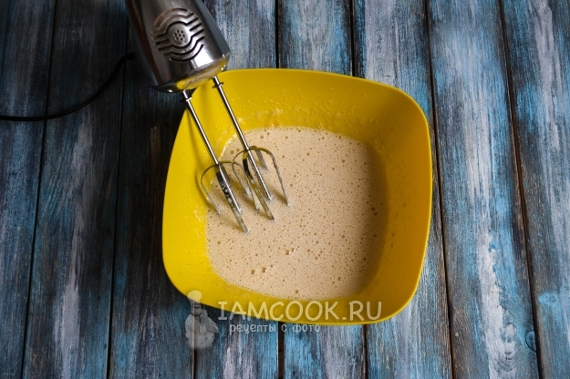 Взбить яйца с сахаром