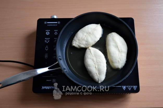Положить пирожки на сковороду