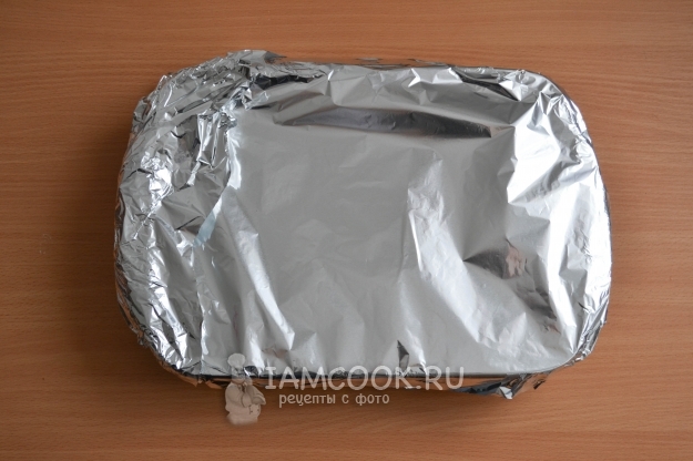 Накрыть форму фольгой