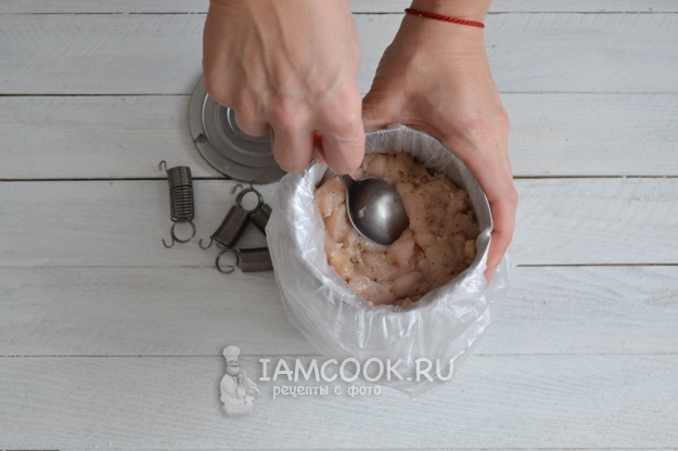 Положить мясо в ветчинницу