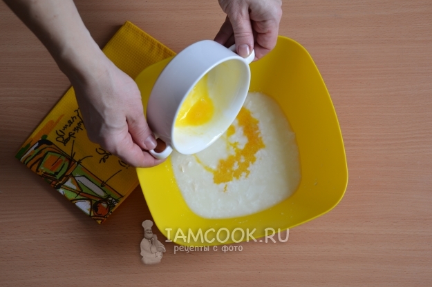 Соединить яйца и кефир