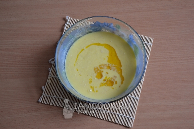 Влить кефир и масло