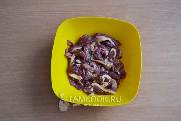 Положить мясо в миску