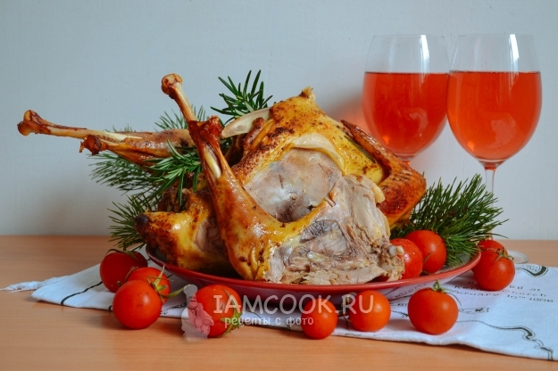 Вкусная индейка, запеченная в духовке целиком