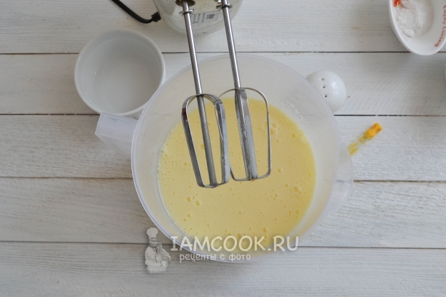 Взбить массу миксером