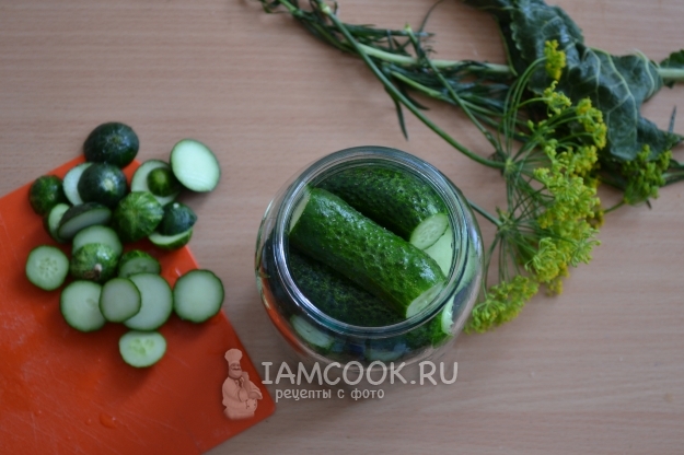 Положить в банку огурцы
